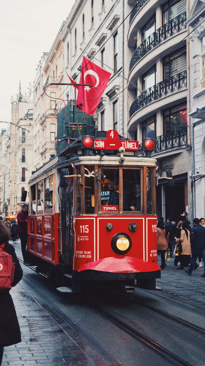 دليلك الشامل لاختيار شقة مفروشة في إسطنبول 1 red tram on the street during daytime