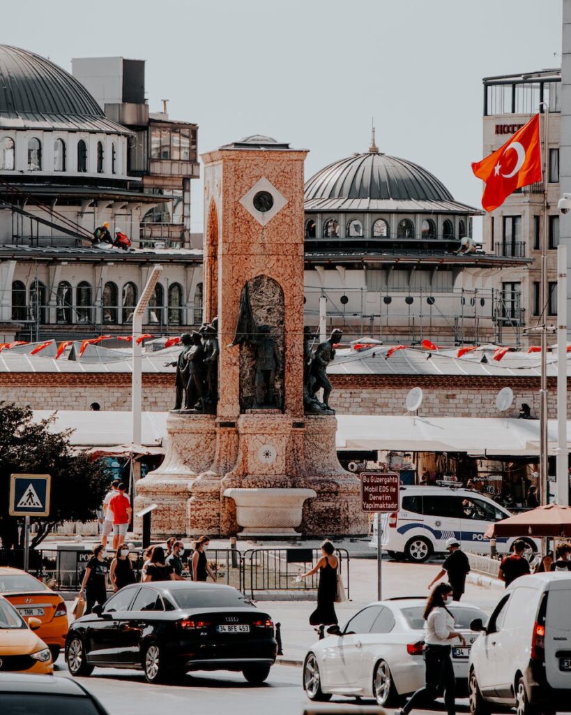 شيشلي: مزيج فريد من التاريخ والحياة الحديثة في قلب إسطنبول 4 The Republic Monument at Taksim Square