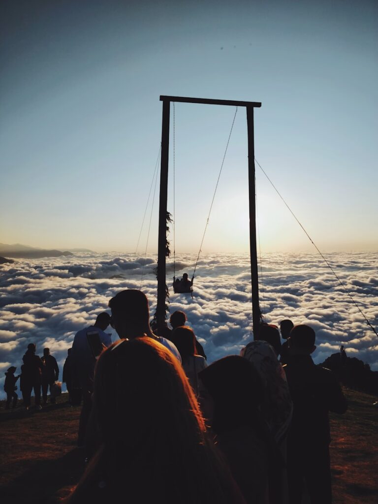 اليساحة في طرابزون مع توفير حجوزات الفنادق و الاكواخ و الشقق الفندقيه 1 people beside cliff